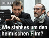 Martin Gschlacht und Karl Markovics schauen auf ein Kameradisplay