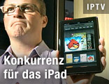 Person zeigt einen Amazon Kindle Fire
