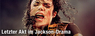 Michael Jackson während eines Konzertauftritts 1993