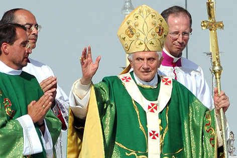 © APA/dpa/Bernd Weissbrod Papst Benedikt XVI bei der Abschlussmesse in Freiburg