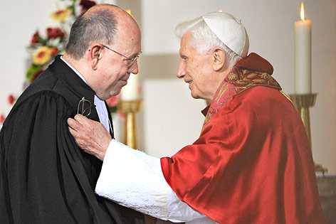 © APA/dpa/Norbert Neetz EKD-Ratsvorsitzende Nikolaus Schneider und Papst Benedikt XVI