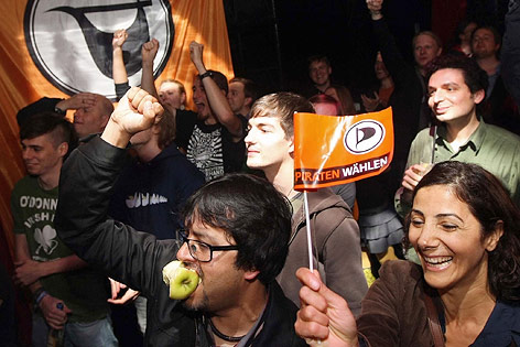 © dapd/Adam berry Anhänger der Piratenpartei feiern nach Wahlergebnis