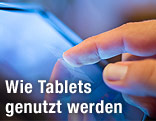 Finger auf Tablet