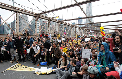 © Reuters/Jessica Rinaldi Hunderte Demonstranten auf der Brooklyn Bridge