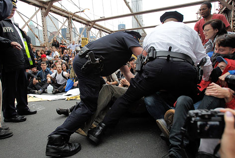 © Reuters/Jessica Rinaldi Mann wird von Polizisten auf der Brooklyn Bridge abgeführt