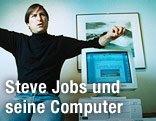 Ein junger Steve Jobs stützt mit einer Hand seinen Kopf ab