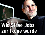 Das Gesicht von Steve Jobs spiegelt sich während der Präsentation im Macbook Air