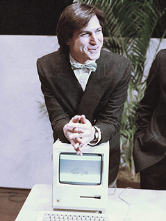© dapd Steve Jobs mit einem MacIntosh im Jahre 1984
