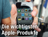 Apple-User hält ein iPhone in die Kamera