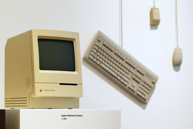 © dapd/Philipp Guelland Ein Computer vom Typ Apple Macintosh Classic von 1984 neben einem Keyboard und Maeusen aus der gleichen Epoche