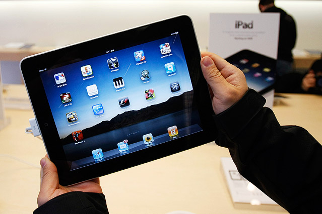 © AP/Paul Sakuma Zwei hände halten ein iPad in die Kamera