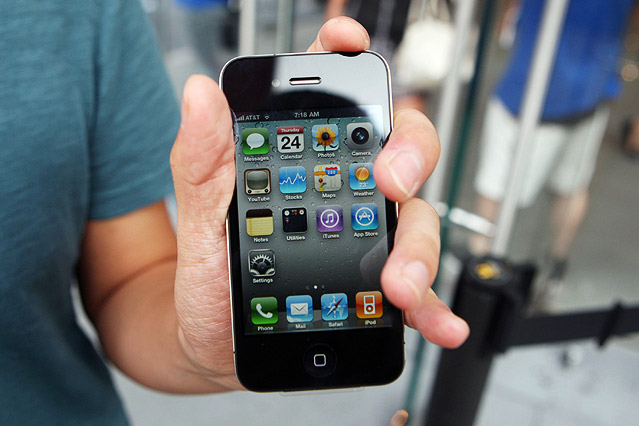 © APA/EPA/Daniel Barry Apple-User hält ein iPhone in die Kamera