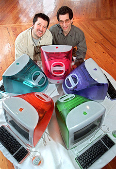 Jonathan Ive und Jon Rubinstein sitzen vor iMacs