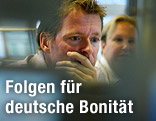 Trader an der Börse schaut in seinen Monitor