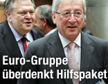 Griechenlands Finanzminister geht hinter dem Vorsitzenden der Euro-Gruppe Jean-Claude Juncker Evangelos Venizelos