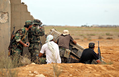 © APA/EPA/Mohamed Messara Libysche Rebellen suchen Deckung