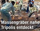 Soldaten heben ein Massengrab auf