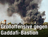 Rauchsäule über Sirte