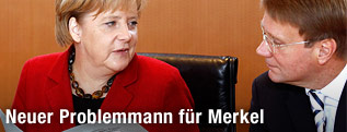 Bundeskanzlerin Angela Merkel unterhält sich mit dem Chefs des Bundeskanzleramts Ronald Pofalla