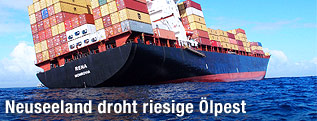 Das havarierte Containerschiff Rena in Schräglage