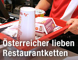 Tablett mit Speisen im McDonald's