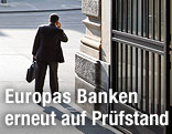 Mann mit Aktenkoffer geht aus einer Bank hinaus