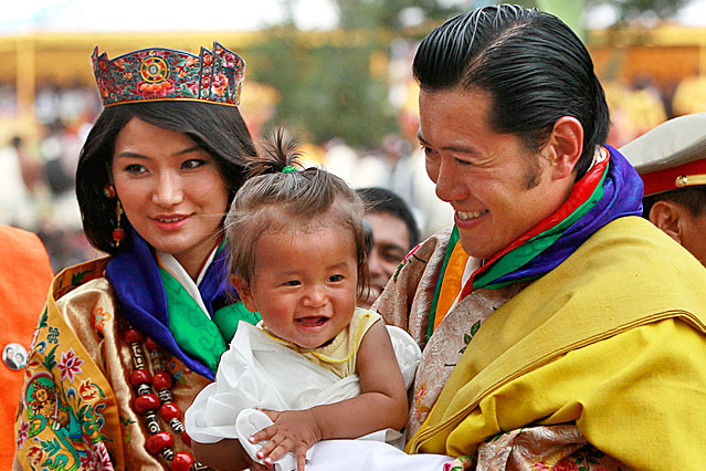 © AP/Kevin Frayer Der König von Bhutan hält ein Kind