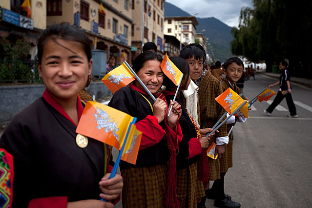 © AP/Kevin Frayer Zuschauer der königlichen Hochzeit in Bhutan