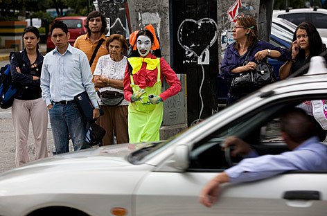 © AP/Ariana Cubillos Clown hilft Menschen über die Straße
