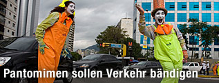 Clowns regeln Stra&szlig;enverkehr