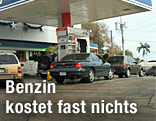 Autos tanken bei einer Tankstelle