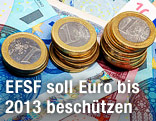 Euro-M&uuml;nzen liegen auf Scheinen