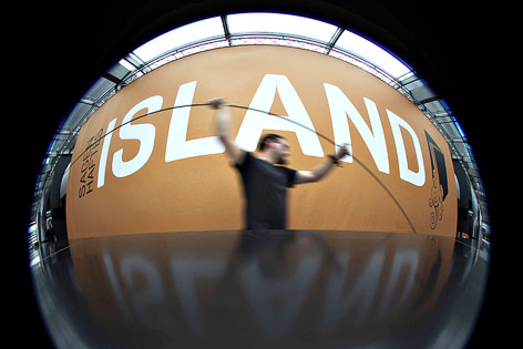 © APA/dpa/Frederik Erichsen Ein Mann geht an einem Island-Schild vorbei