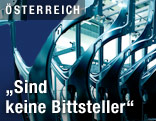 Serienfertigung von Teilen in einer voest-Werkshalle