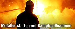Ein Arbeiter bei der Edelstahl-Erzeugung