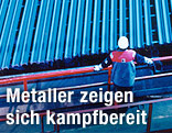 Stahlarbeiter beim Schienenbau