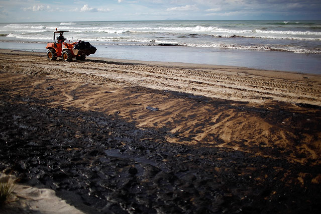 © AP/Natacha Pisarenko mit Öl verschmutzer Strand am Papamoa Beach in Neuseeland