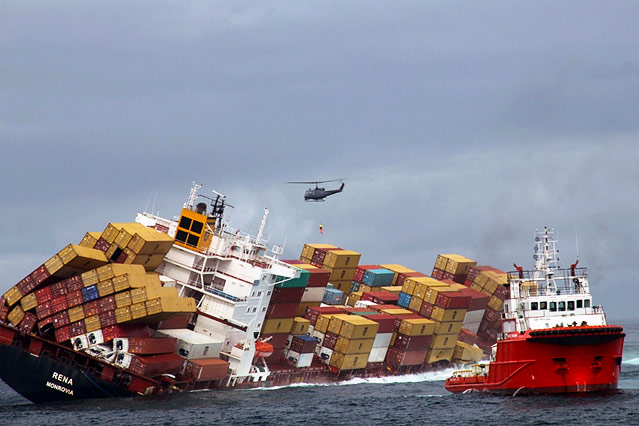 © AP/Nicole Munro Havarierter Containerfrachter Rena vor der Küste Neuseelands
