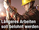 Älterer Arbeitnehmer auf Baustelle