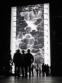 © Reuters/Luke MacGregor Leute stehen vor Tacita Dean's Kunstwerk "Film"