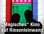 Zwei Silhouetten vor einem Kunstwerk von Tacita Dean
