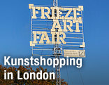 Skulptur mit dem Logo der Frieze Art Fair