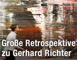 Angestellter geht an einem Gemälde von Gerhard Richter vorbei