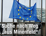ÊU-Flagge vor Fensterfassade