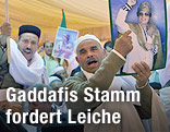Stammesführer halten Gaddafi-Poster