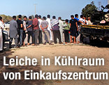 Menschen stellen sich an, um sich Gaddafis Leiche anzusehen