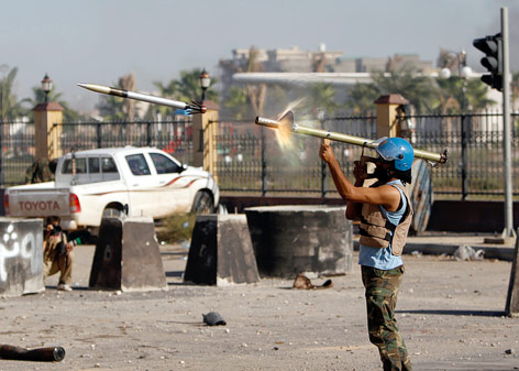 © Reuters/Saad Shalash Libyscher Rebell feuert Rakete