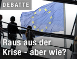Menschen vor EU-Flagge