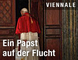 Papst geht durch eine Tür