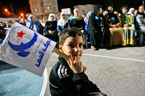 © AP/Francois Mori Ein Bub mit der Fahne der Islamistischen Partei
